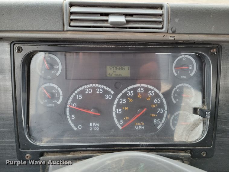 image for item DM8142 2003 Freightliner Columbia semi truck