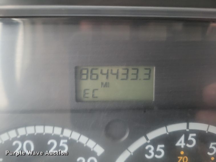 image for item DM8142 2003 Freightliner Columbia semi truck