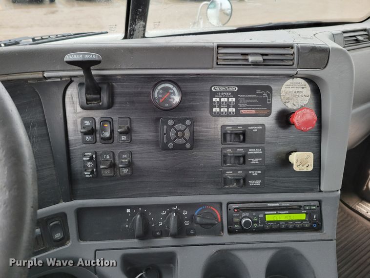 image for item DM8142 2003 Freightliner Columbia semi truck