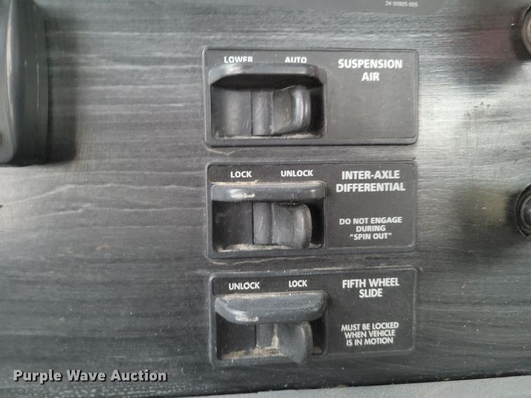 image for item DM8142 2003 Freightliner Columbia semi truck