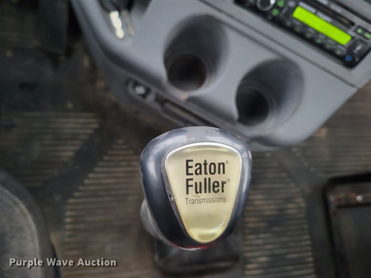 image for item DM8142 2003 Freightliner Columbia semi truck