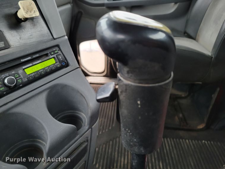 image for item DM8142 2003 Freightliner Columbia semi truck