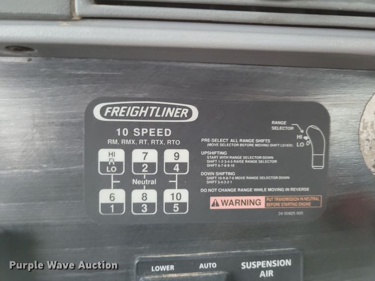 image for item DM8142 2003 Freightliner Columbia semi truck