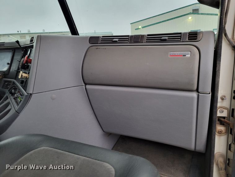 image for item DM8142 2003 Freightliner Columbia semi truck