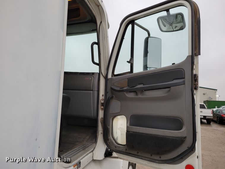 image for item DM8142 2003 Freightliner Columbia semi truck