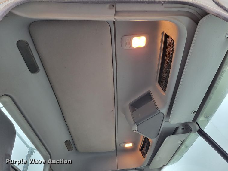 image for item DM8142 2003 Freightliner Columbia semi truck