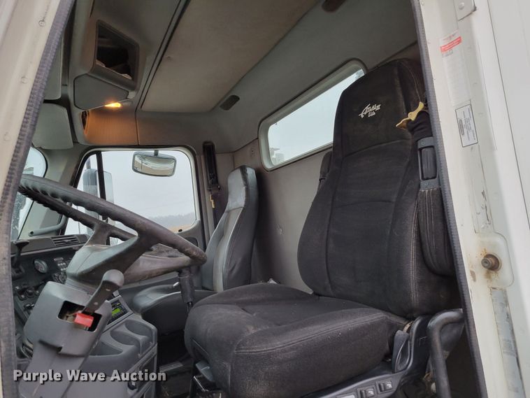 image for item DM8142 2003 Freightliner Columbia semi truck