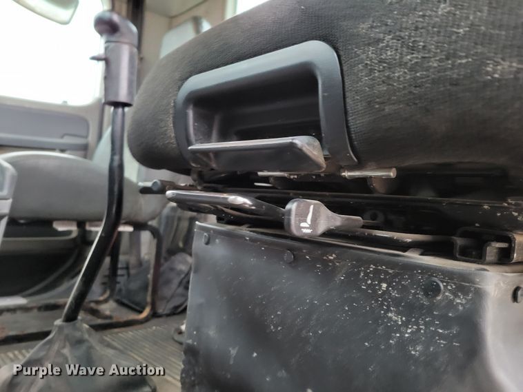 image for item DM8142 2003 Freightliner Columbia semi truck