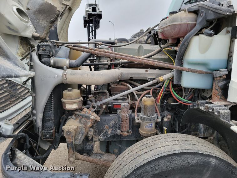 image for item DM8142 2003 Freightliner Columbia semi truck