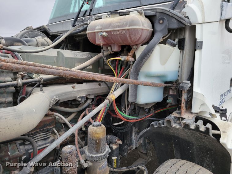 image for item DM8142 2003 Freightliner Columbia semi truck