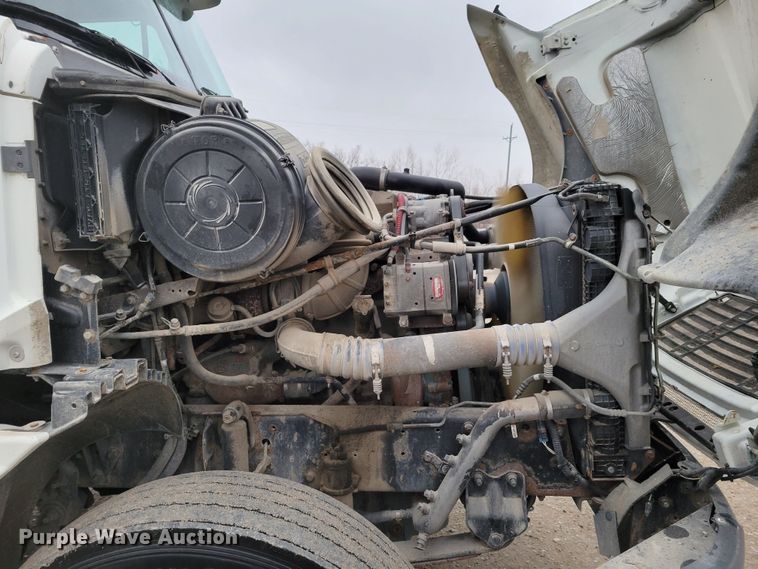 image for item DM8142 2003 Freightliner Columbia semi truck