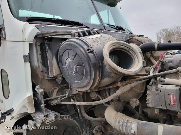 image for item DM8142 2003 Freightliner Columbia semi truck