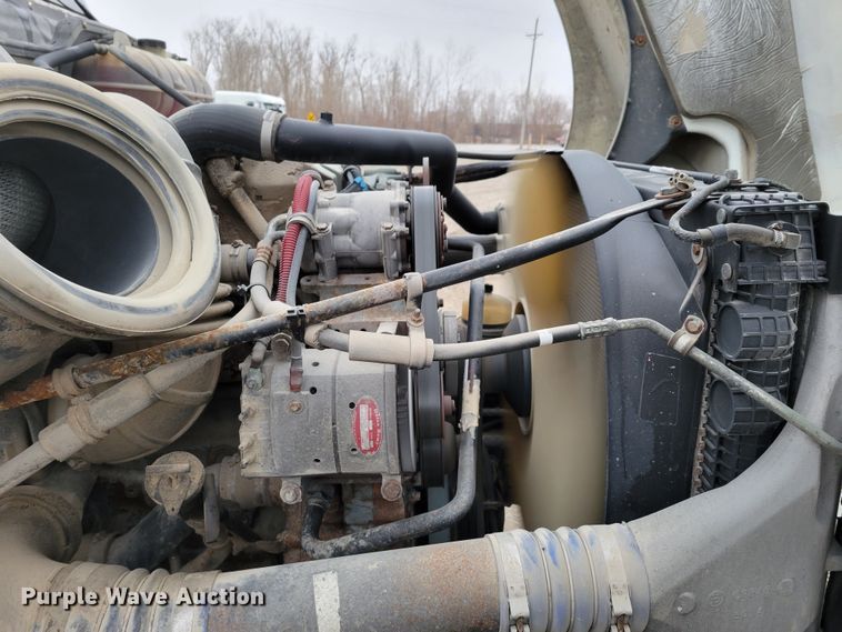 image for item DM8142 2003 Freightliner Columbia semi truck