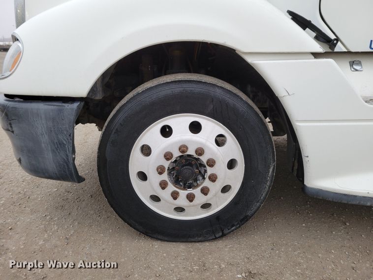 image for item DM8142 2003 Freightliner Columbia semi truck