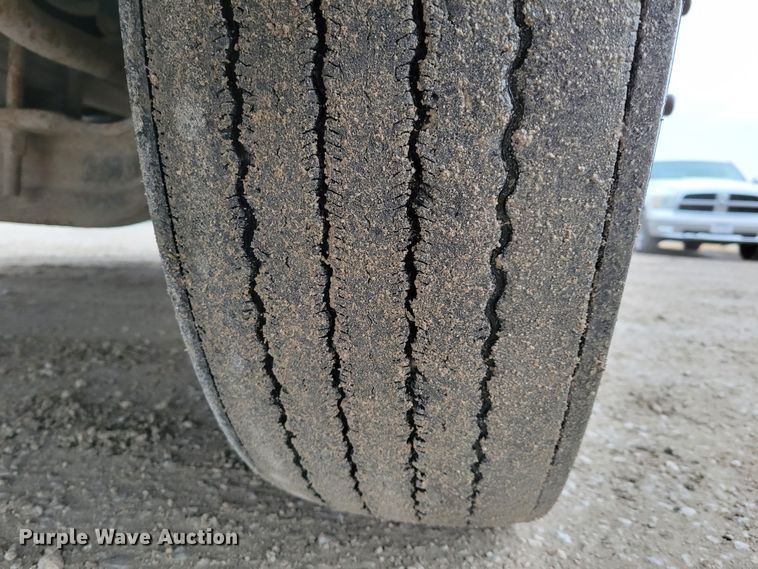 image for item DM8142 2003 Freightliner Columbia semi truck