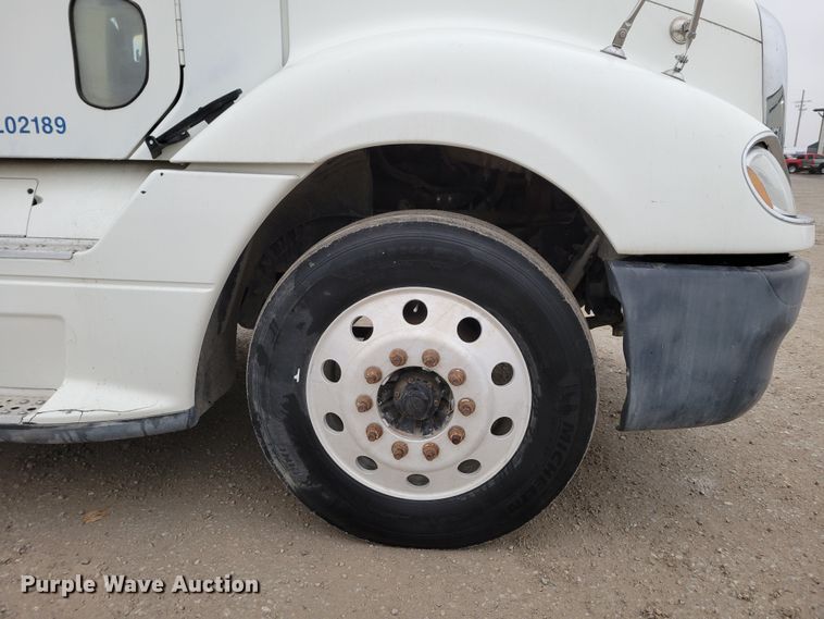 image for item DM8142 2003 Freightliner Columbia semi truck