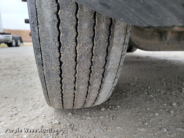 image for item DM8142 2003 Freightliner Columbia semi truck