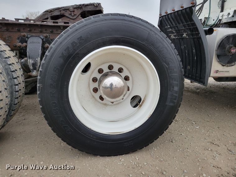 image for item DM8142 2003 Freightliner Columbia semi truck