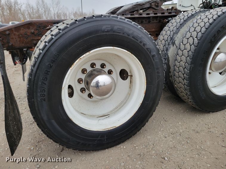 image for item DM8142 2003 Freightliner Columbia semi truck