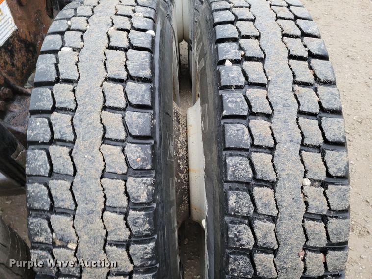 image for item DM8142 2003 Freightliner Columbia semi truck