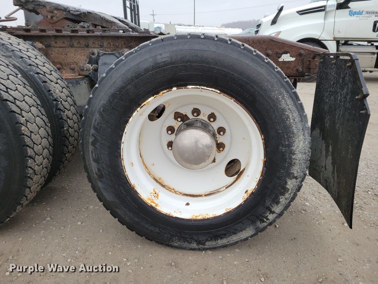 image for item DM8142 2003 Freightliner Columbia semi truck