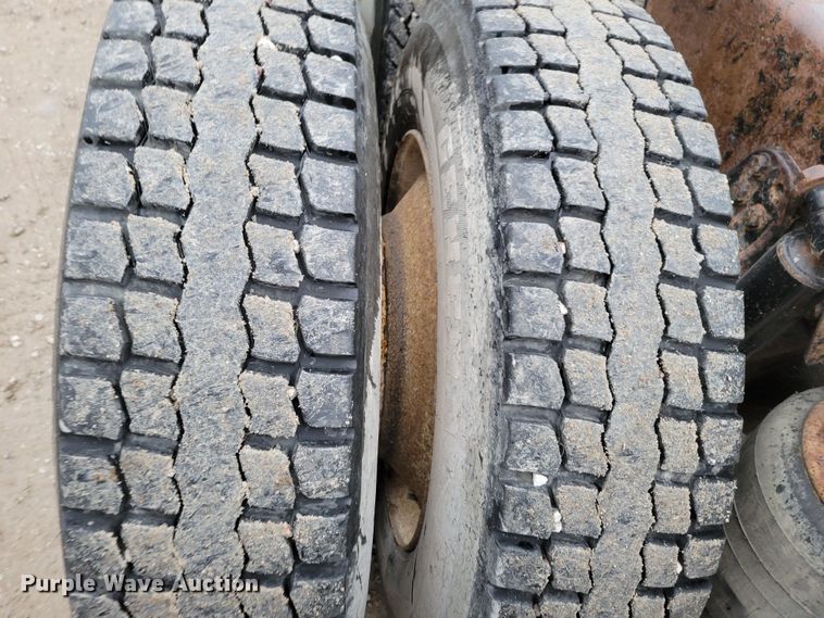 image for item DM8142 2003 Freightliner Columbia semi truck