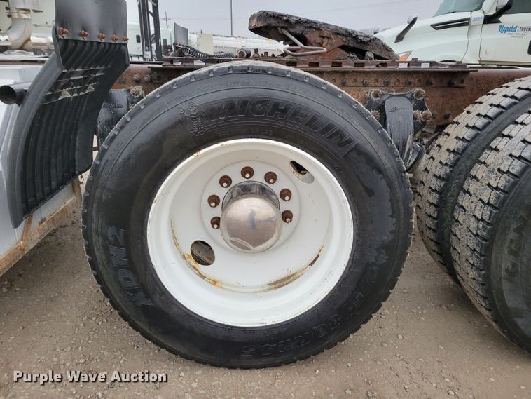 image for item DM8142 2003 Freightliner Columbia semi truck