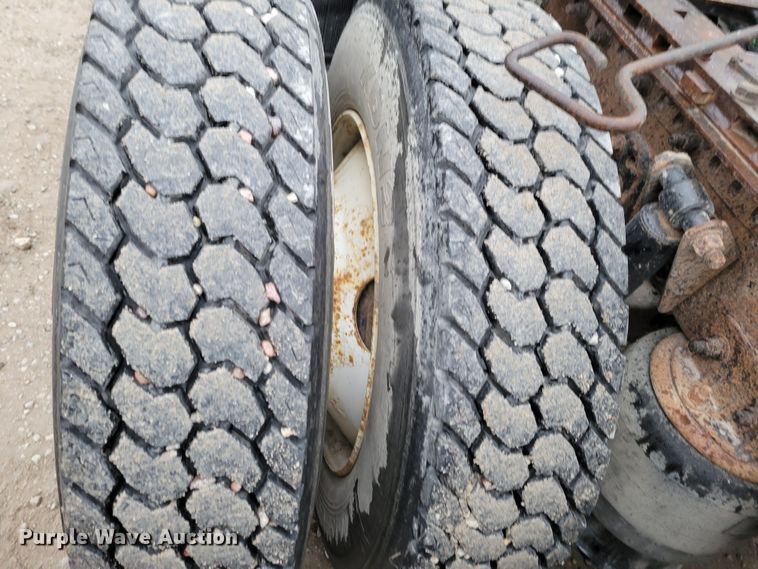 image for item DM8142 2003 Freightliner Columbia semi truck