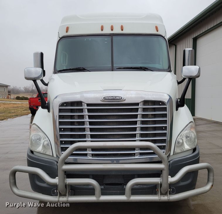 image for item DM8144 2015 Freightliner Cascadia  semi truck