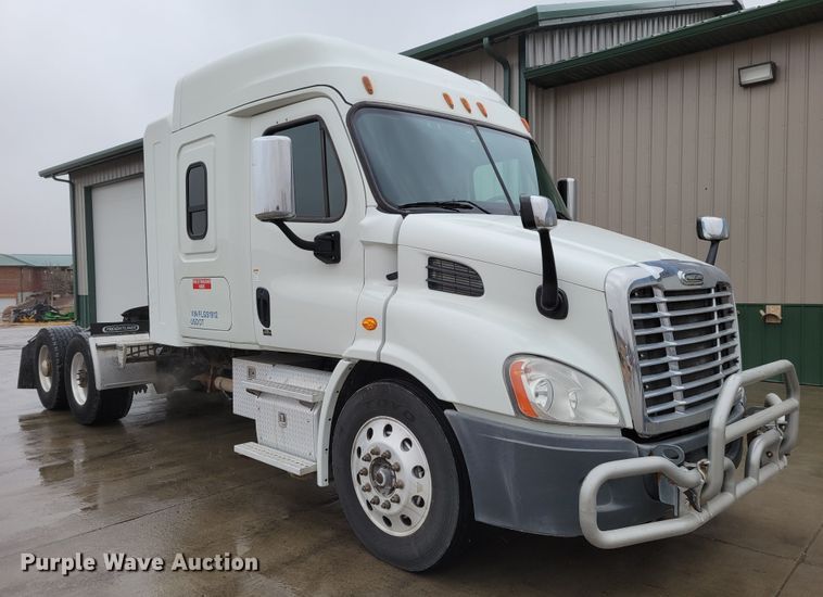 image for item DM8144 2015 Freightliner Cascadia  semi truck