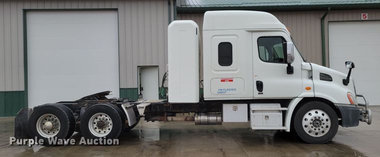 image for item DM8144 2015 Freightliner Cascadia  semi truck