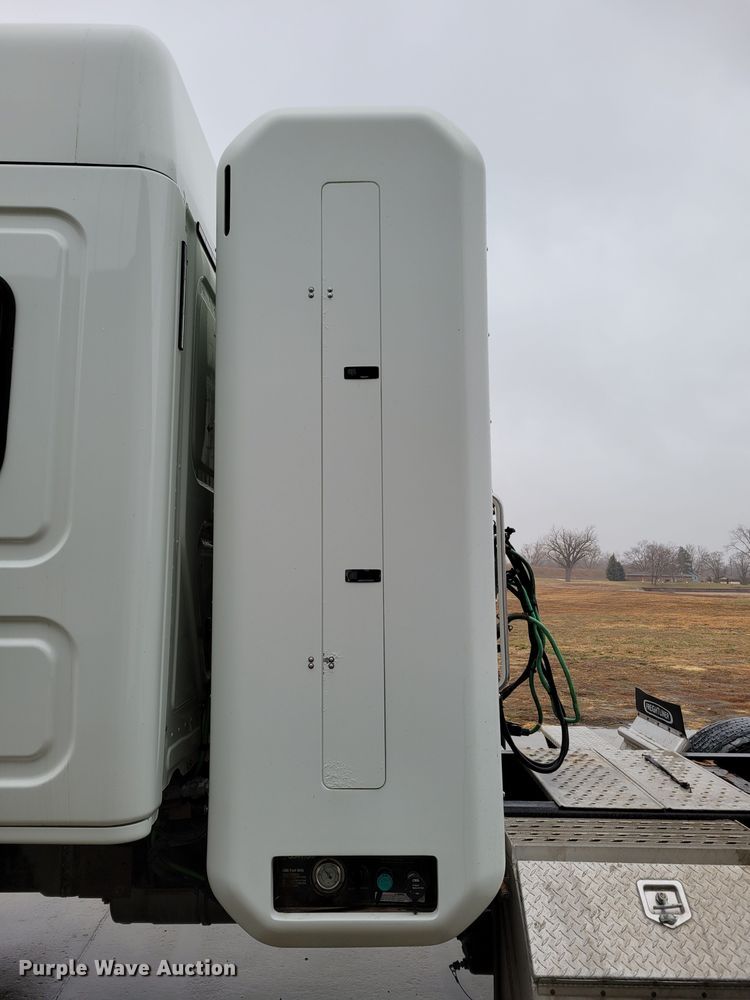 image for item DM8144 2015 Freightliner Cascadia  semi truck