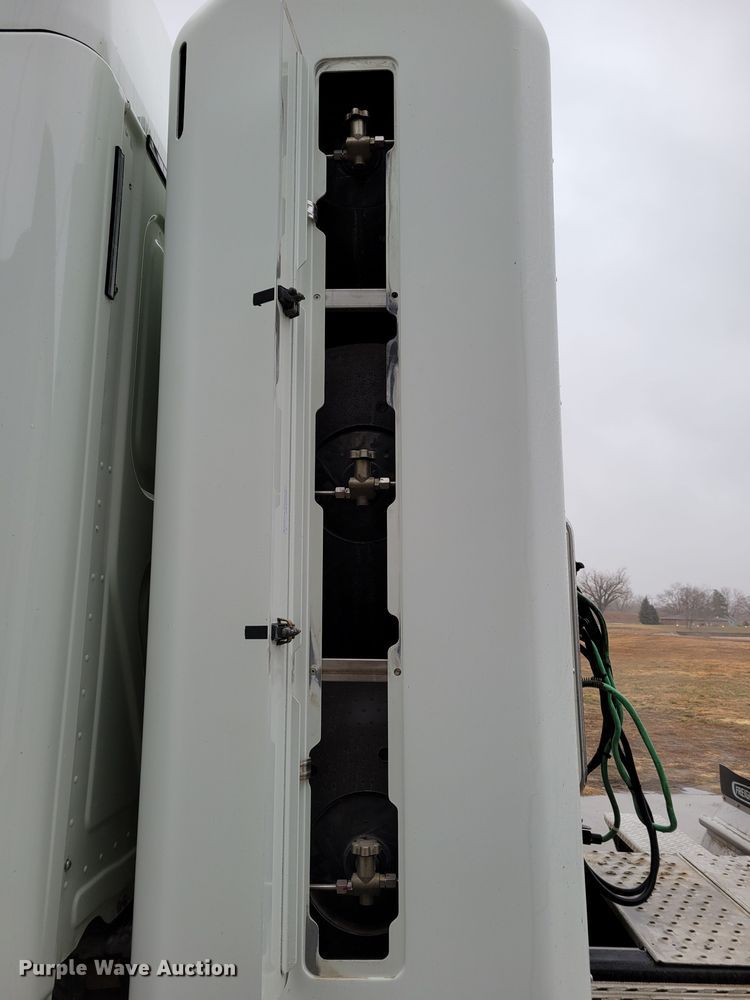 image for item DM8144 2015 Freightliner Cascadia  semi truck