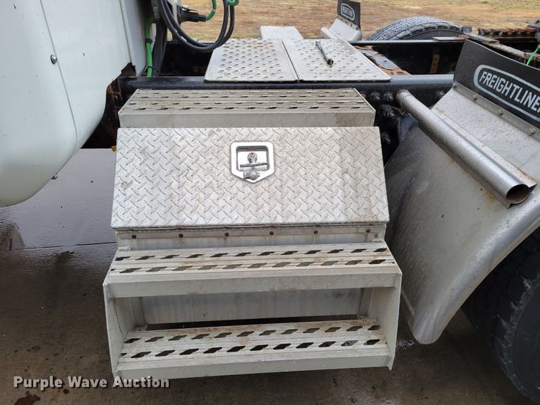 image for item DM8144 2015 Freightliner Cascadia  semi truck