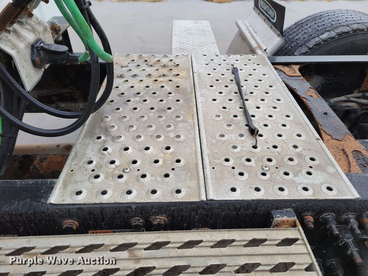 image for item DM8144 2015 Freightliner Cascadia  semi truck