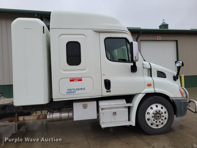 image for item DM8144 2015 Freightliner Cascadia  semi truck