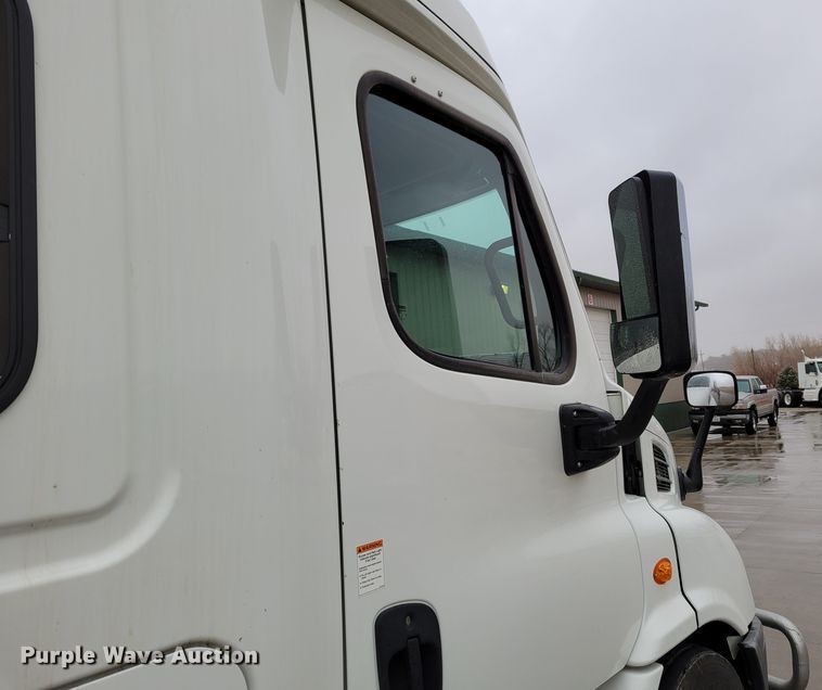 image for item DM8144 2015 Freightliner Cascadia  semi truck