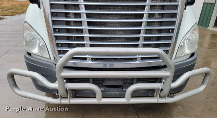 image for item DM8144 2015 Freightliner Cascadia  semi truck