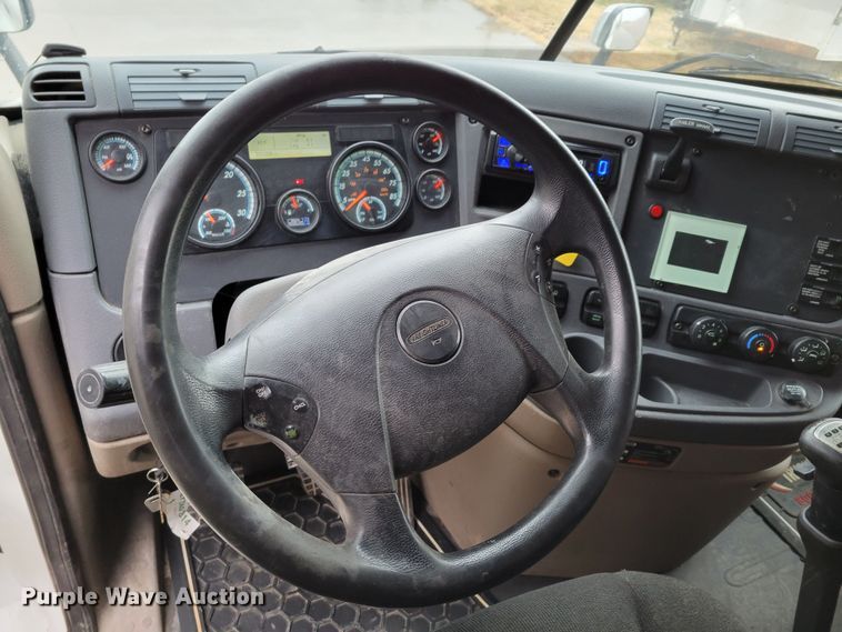 image for item DM8144 2015 Freightliner Cascadia  semi truck