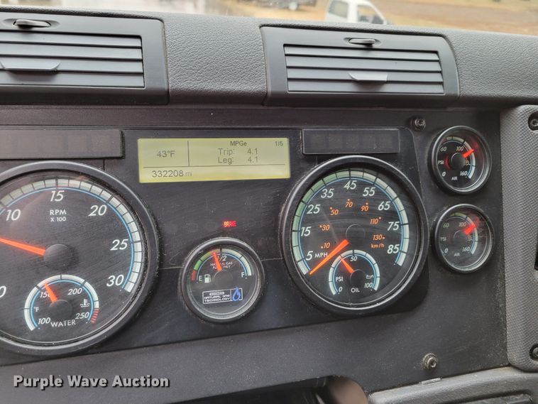 image for item DM8144 2015 Freightliner Cascadia  semi truck