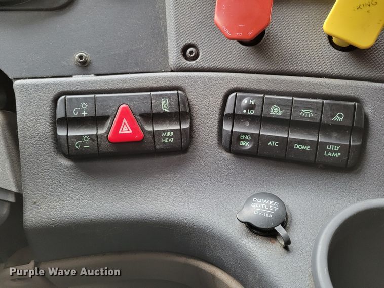 image for item DM8144 2015 Freightliner Cascadia  semi truck