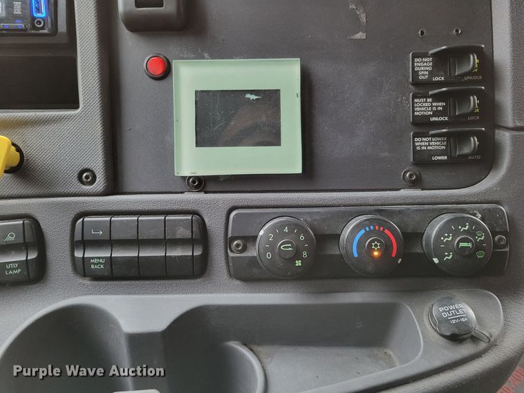 image for item DM8144 2015 Freightliner Cascadia  semi truck