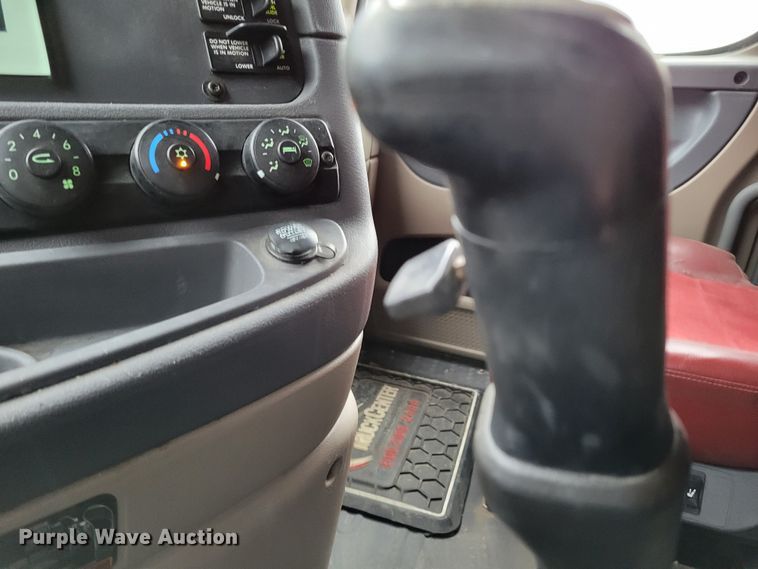 image for item DM8144 2015 Freightliner Cascadia  semi truck