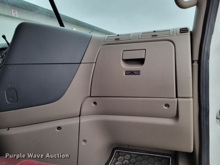 image for item DM8144 2015 Freightliner Cascadia  semi truck