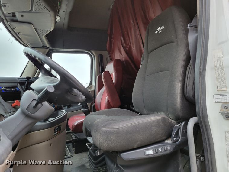 image for item DM8144 2015 Freightliner Cascadia  semi truck