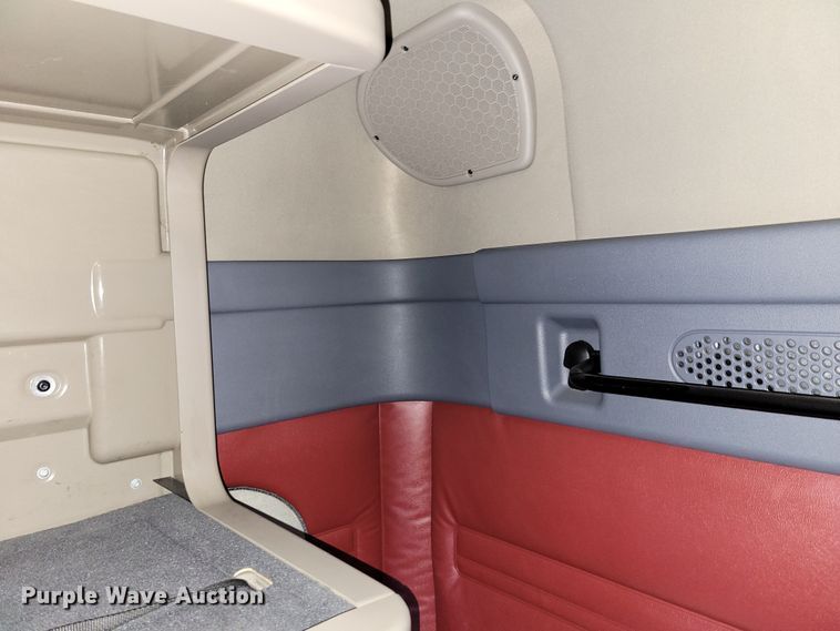 image for item DM8144 2015 Freightliner Cascadia  semi truck