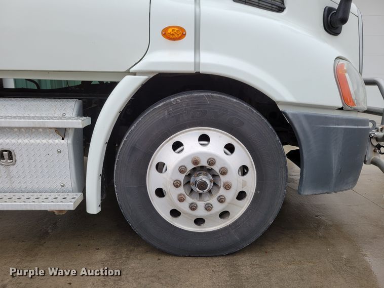 image for item DM8144 2015 Freightliner Cascadia  semi truck