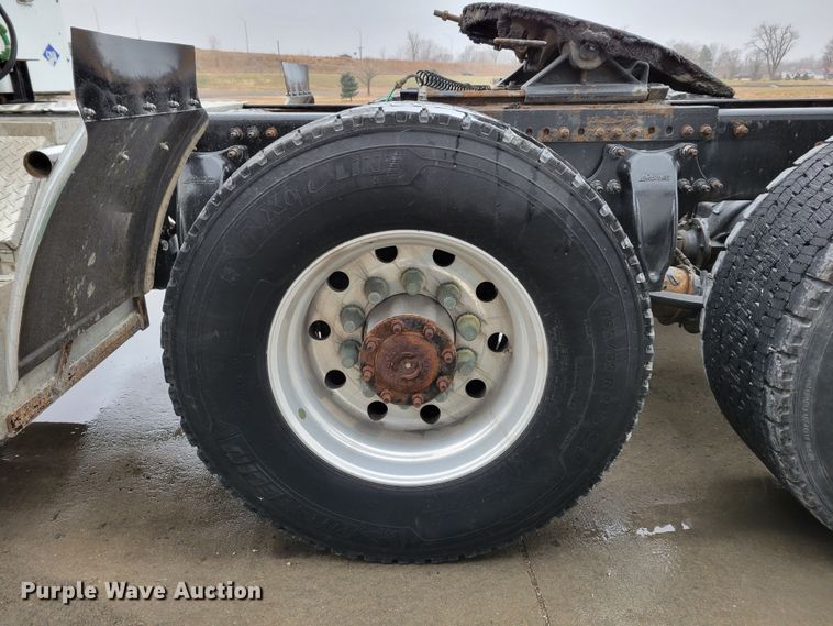 image for item DM8144 2015 Freightliner Cascadia  semi truck