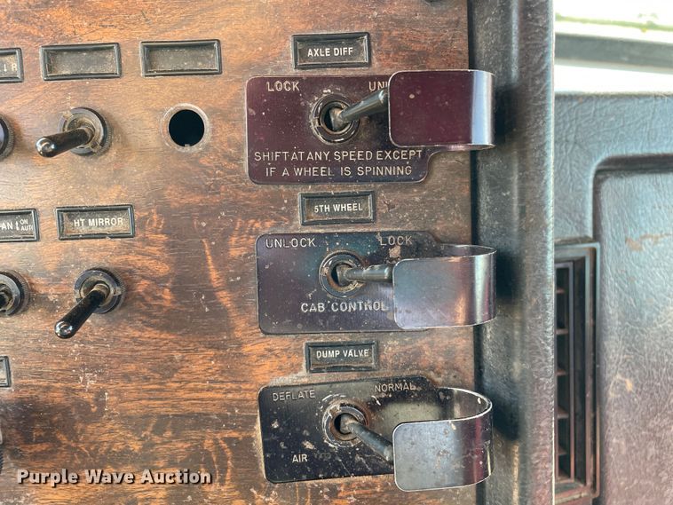 image for item DN4508 1996 Peterbilt 379  semi truck