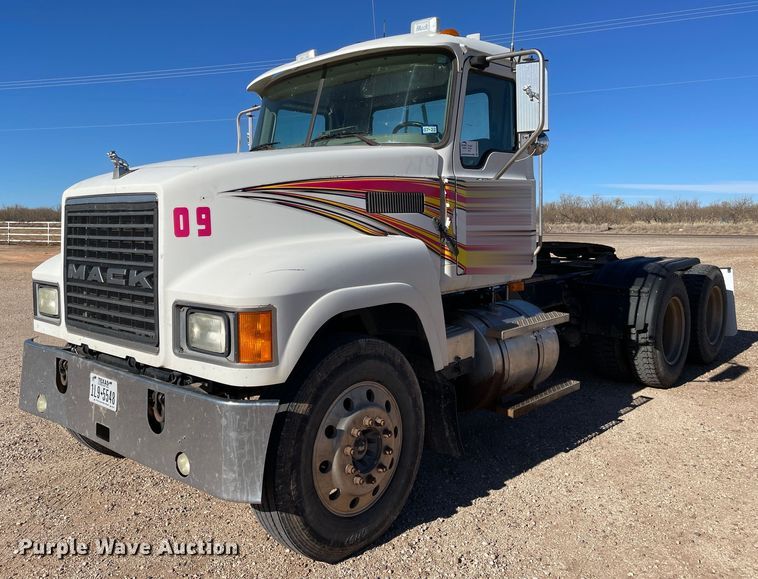 image for item DN4515 2006 Mack CHN613  semi truck